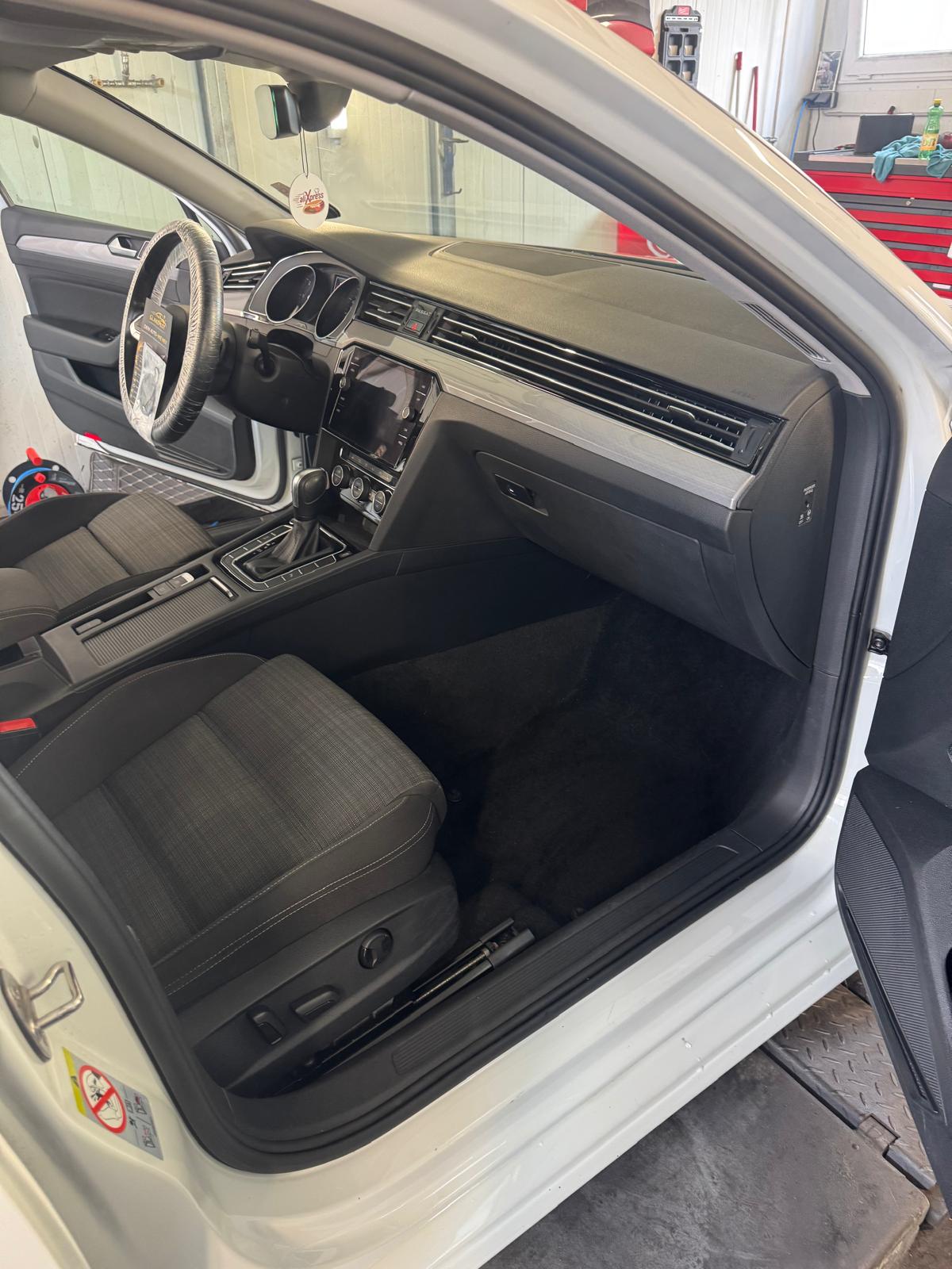VW Passat Innenraum Beifahrerseite nach Aufbereitung