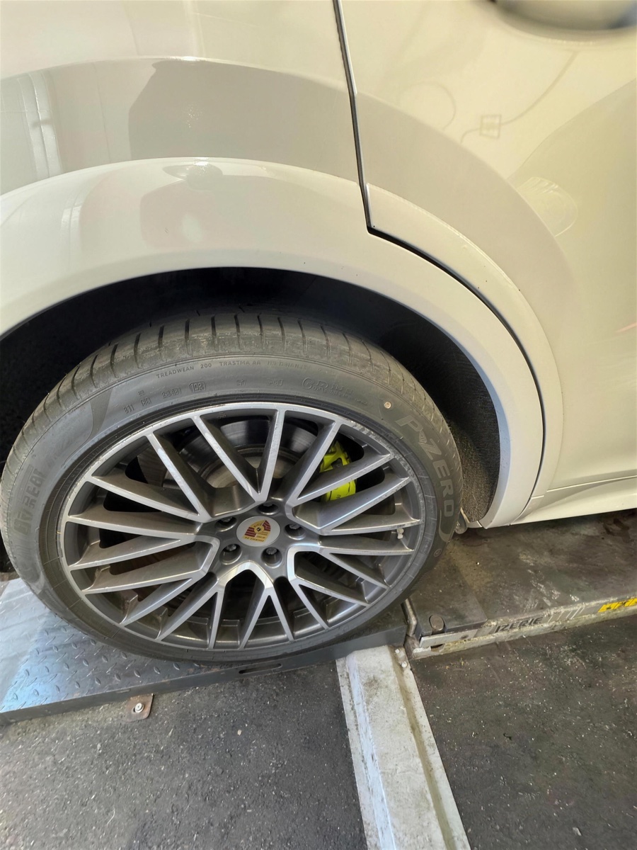Porsche Cayenne Felge makellos sauber