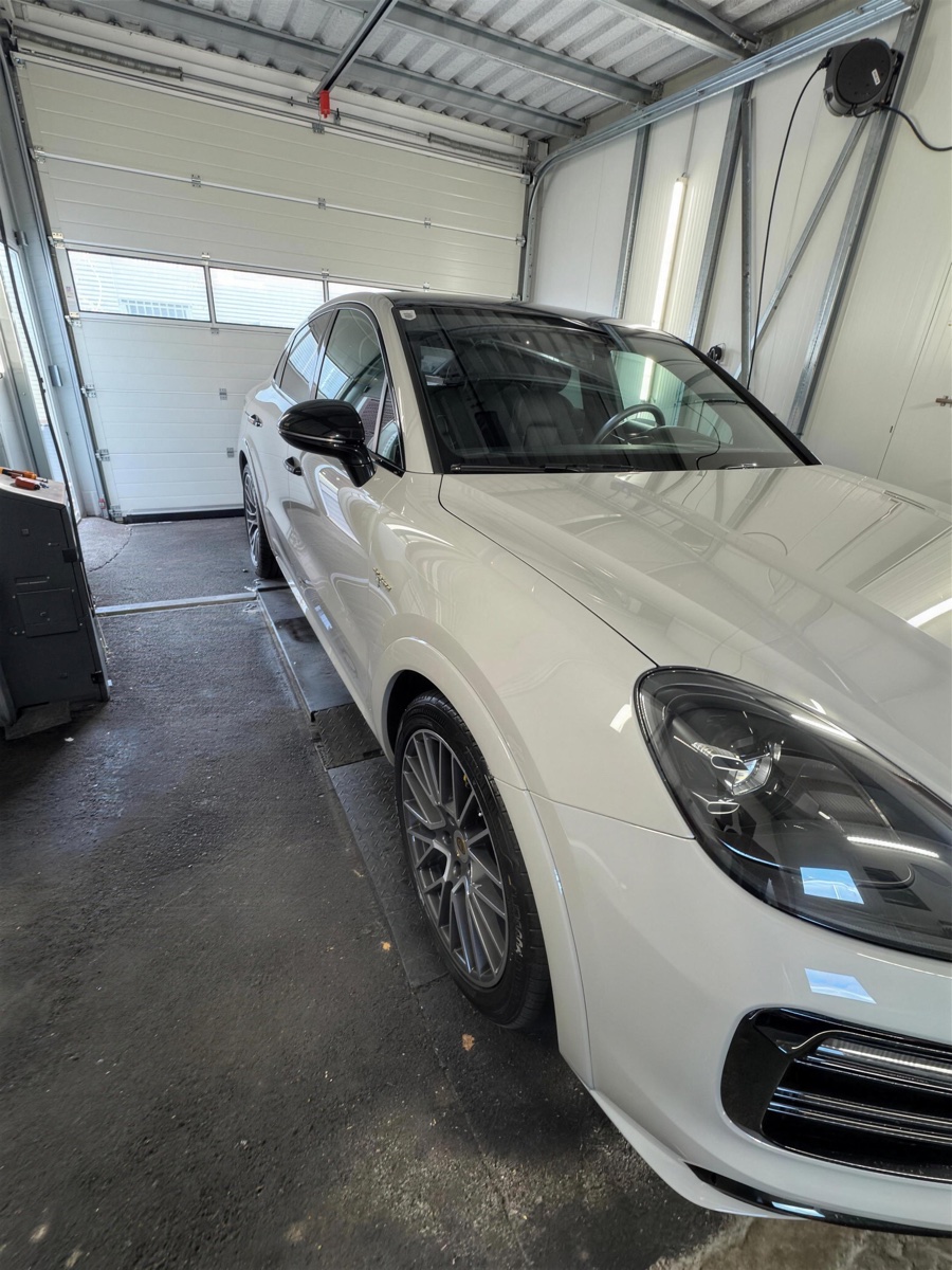 Porsche Cayenne nach Außenreinigung — weißer SUV makellos gepflegt