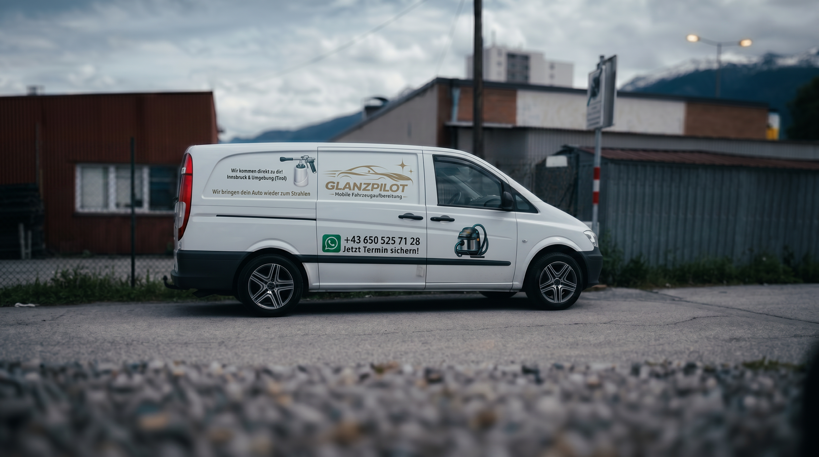 Glanzpilot Mercedes Vito Servicefahrzeug mit offener Schiebetür und Profi-Equipment vor Tiroler Bergpanorama