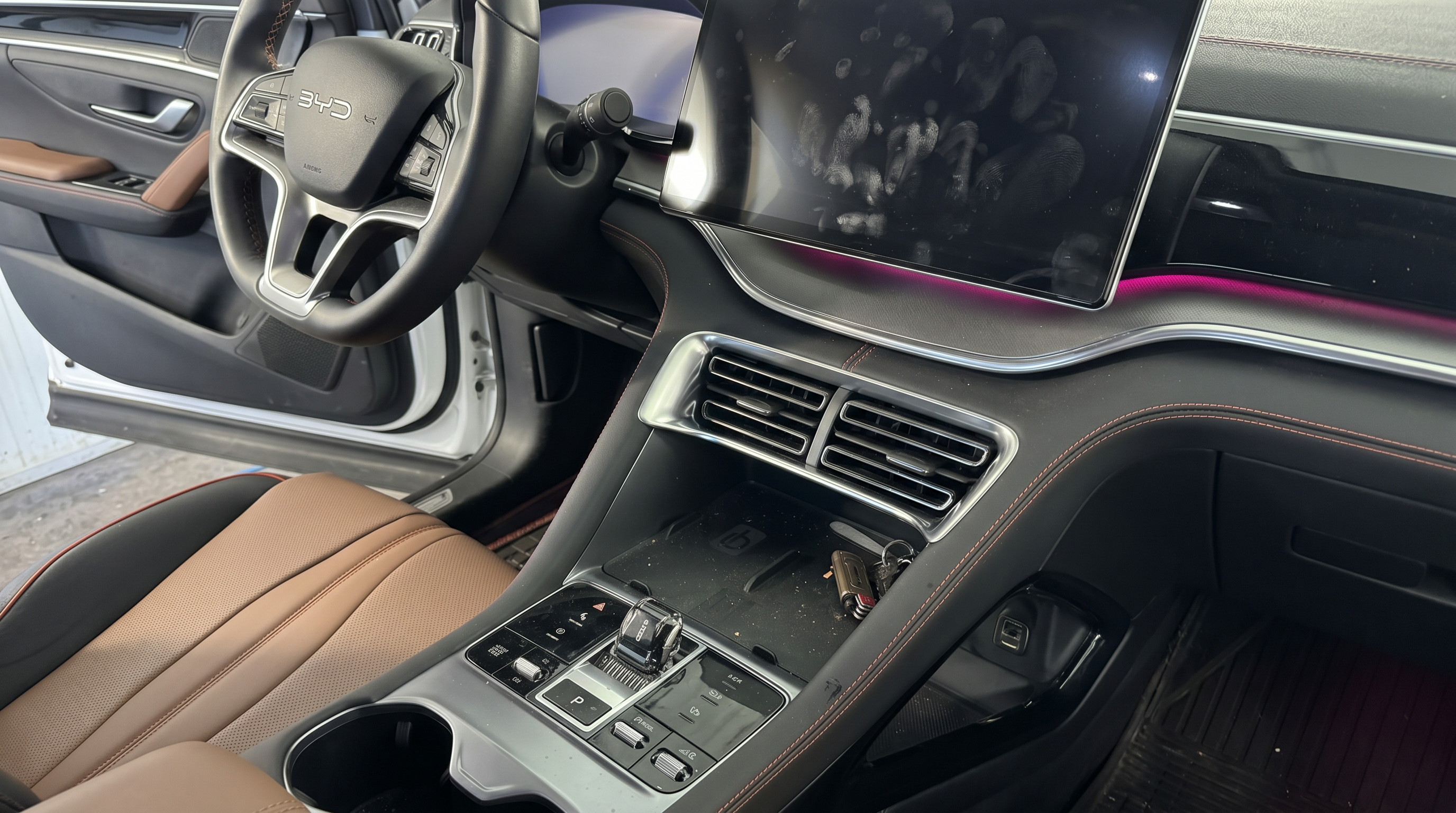 BYD Innenraum vor der Aufbereitung — verschmutzte Mittelkonsole